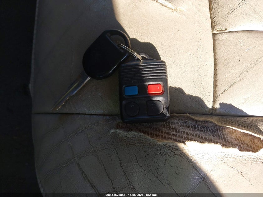 2003 Lincoln Town Car Executive VIN: 1LNHM81WX3Y621465 Lot: 43625845