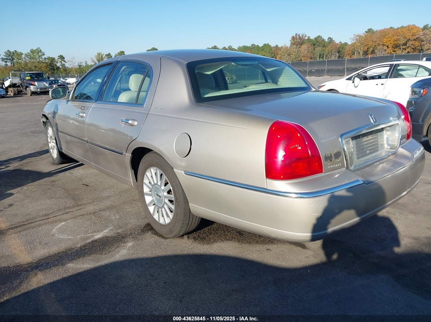 1LNHM81WX3Y621465 2003 LINCOLN TOWN CAR photo no. 3