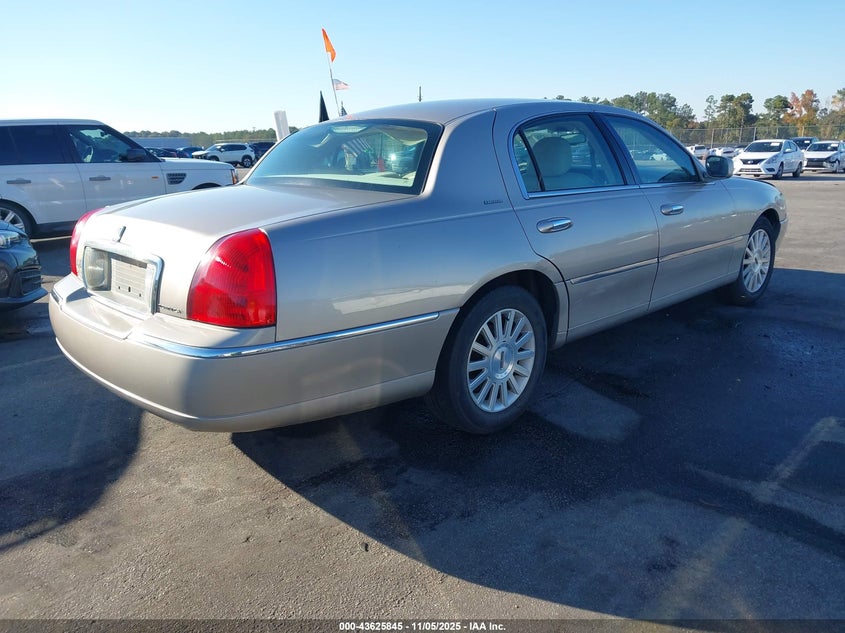 1LNHM81WX3Y621465 2003 LINCOLN TOWN CAR photo no. 4