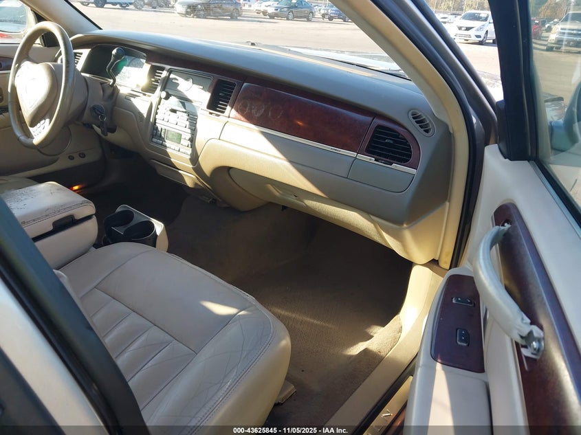 1LNHM81WX3Y621465 2003 LINCOLN TOWN CAR photo no. 5