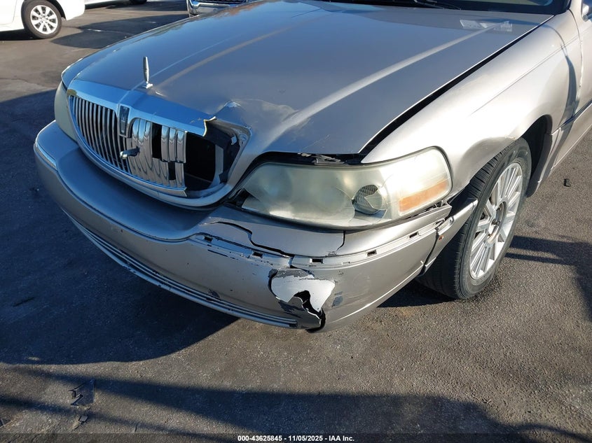 2003 Lincoln Town Car Executive VIN: 1LNHM81WX3Y621465 Lot: 43625845