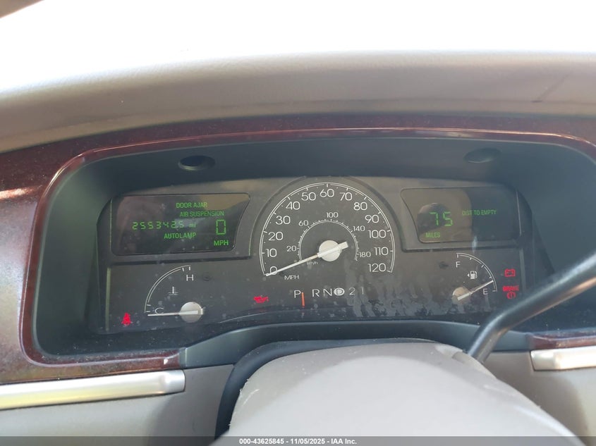 2003 Lincoln Town Car Executive VIN: 1LNHM81WX3Y621465 Lot: 43625845