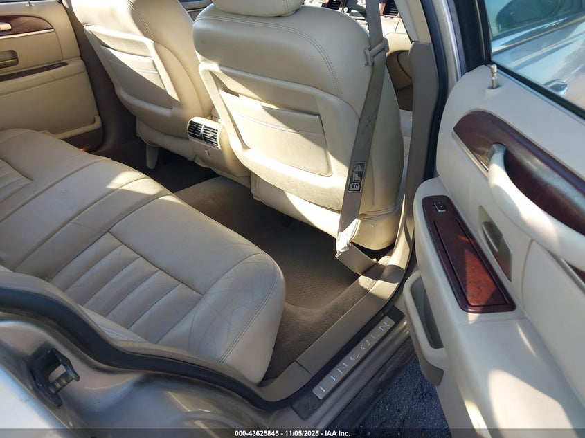 2003 Lincoln Town Car Executive VIN: 1LNHM81WX3Y621465 Lot: 43625845