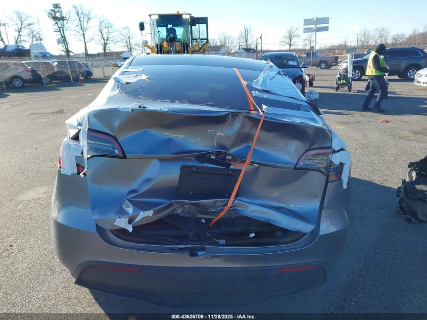 2024 Tesla Model Y Long Range Dual Motor All-Wheel Drive VIN: 7SAYGAEE3RF212921 Lot: 43626709