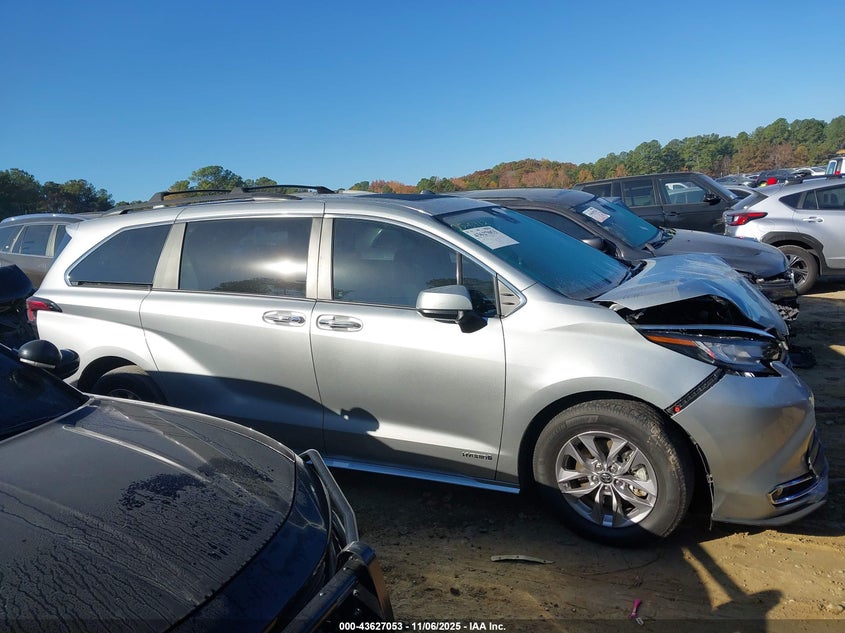 2021 TOYOTA SIENNA XLE 5TDYRKEC4MS006720