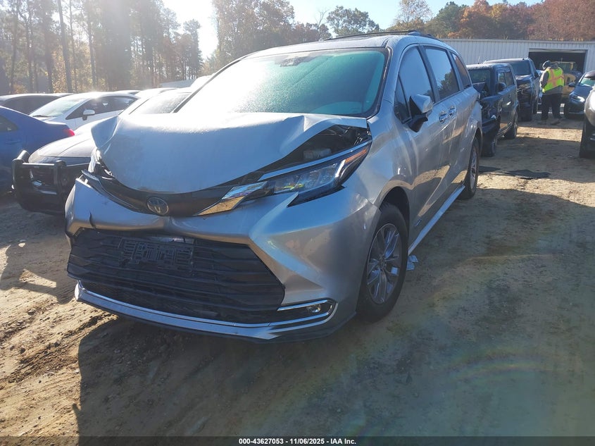 2021 TOYOTA SIENNA XLE 5TDYRKEC4MS006720