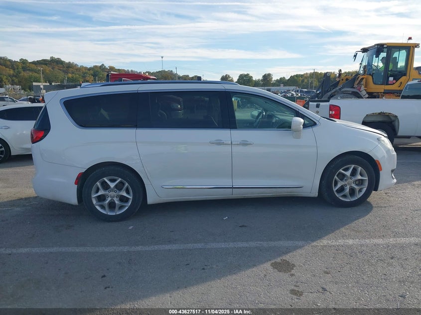 2018 Chrysler Pacifica Touring L VIN: 2C4RC1BG9JR171447 Lot: 43627517