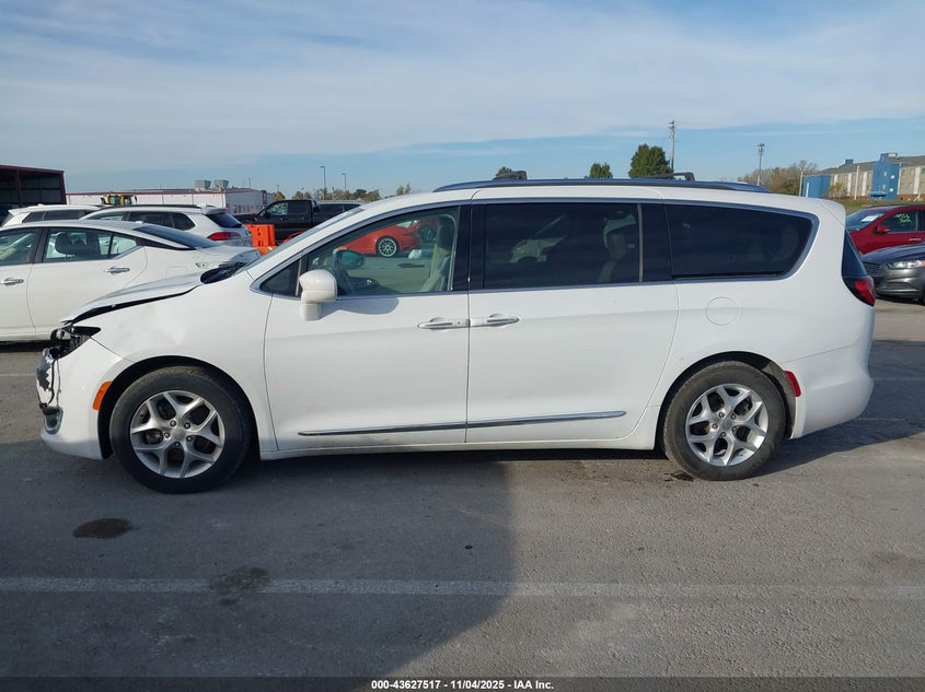 2018 Chrysler Pacifica Touring L VIN: 2C4RC1BG9JR171447 Lot: 43627517