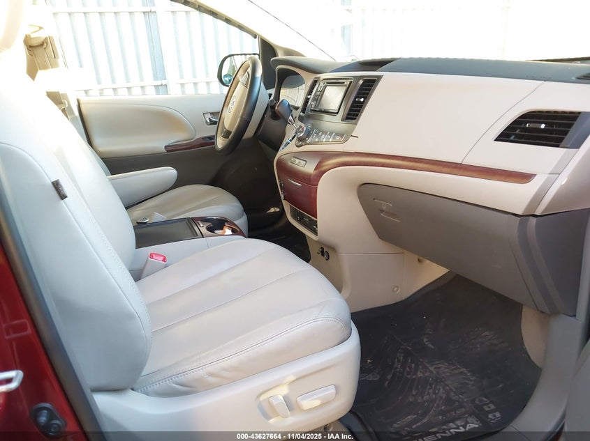 2013 TOYOTA SIENNA XLE V6 8 PASSENGER 5TDYK3DC4DS340323