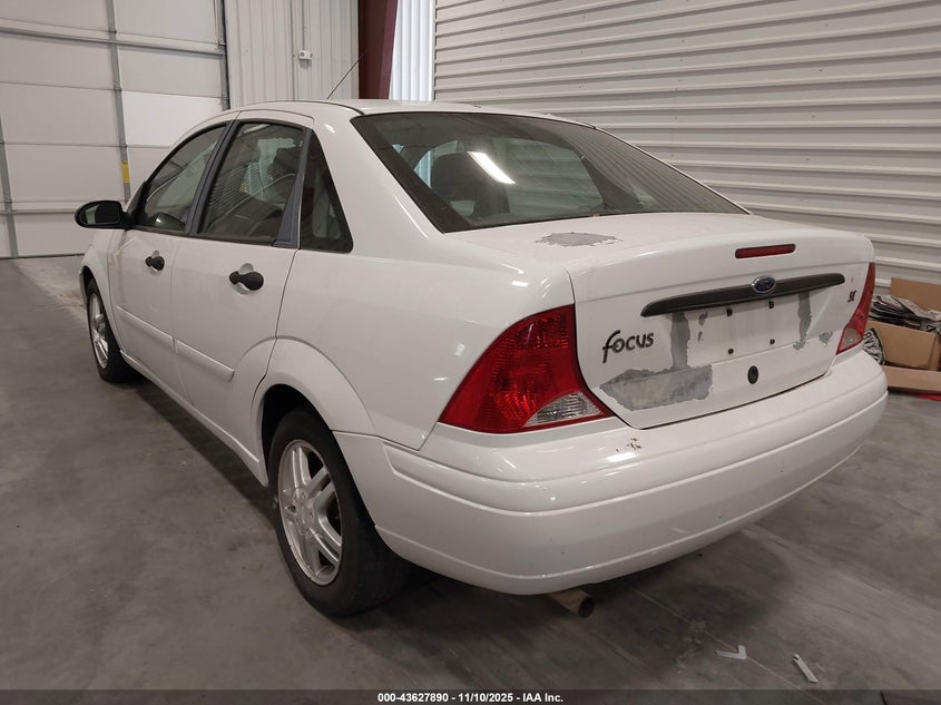 1FAFP34P32W130486 2002 FORD FOCUS photo no. 3