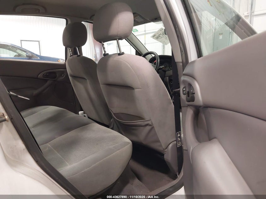 1FAFP34P32W130486 2002 FORD FOCUS photo no. 8