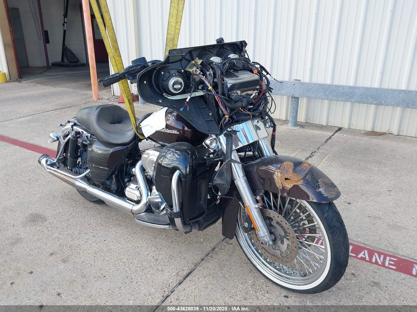 2011 HARLEY-DAVIDSON FLHX - 1HD1KBM11BB669364