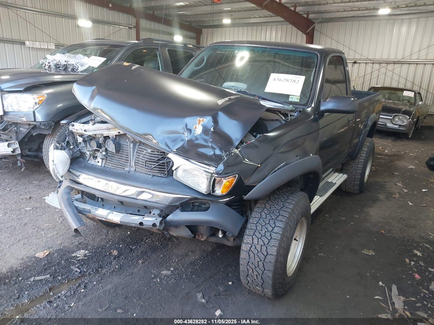 5TENM92NX2Z009623 2002 TOYOTA TACOMA photo no. 2