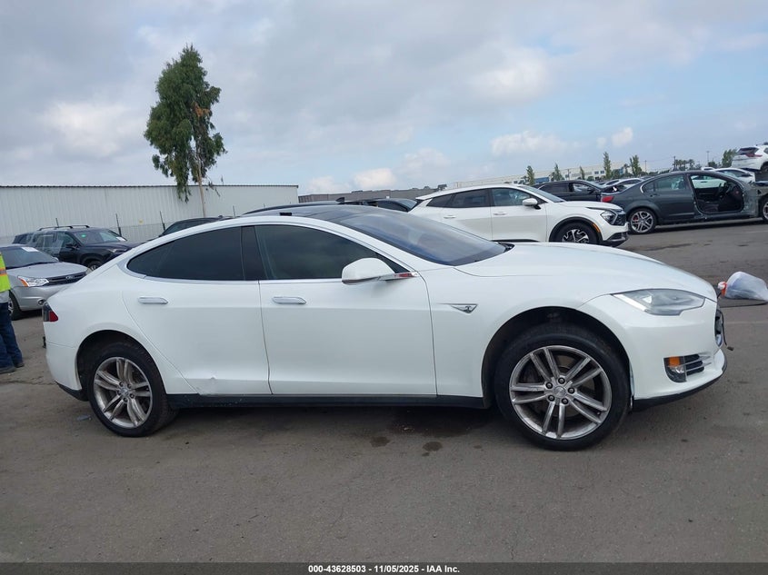 2013 Tesla Model S VIN: 5YJSA1CN6DFP28030 Lot: 43628503