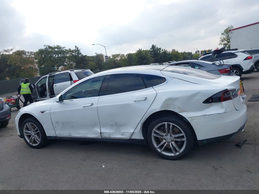 2013 Tesla Model S VIN: 5YJSA1CN6DFP28030 Lot: 43628503