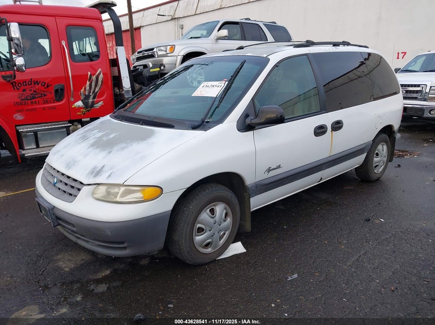 2P4GP45G7WR557456 1998 PLYMOUTH VOYAGER photo no. 2