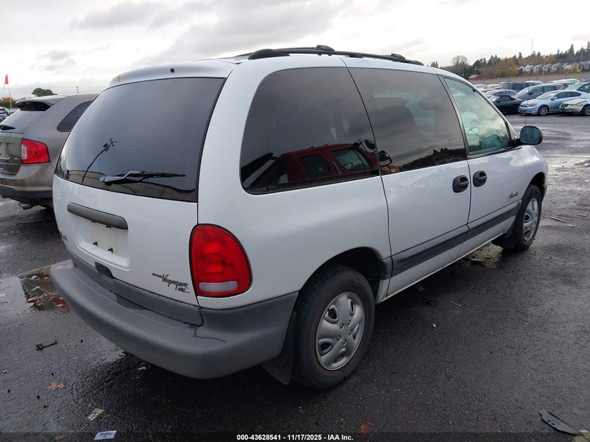 2P4GP45G7WR557456 1998 PLYMOUTH VOYAGER photo no. 4