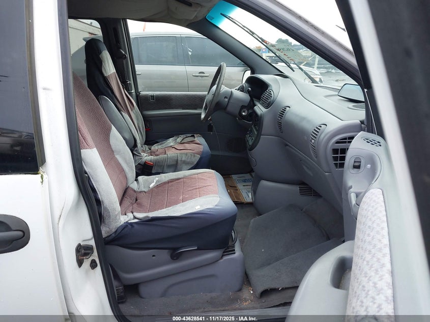 2P4GP45G7WR557456 1998 PLYMOUTH VOYAGER photo no. 5