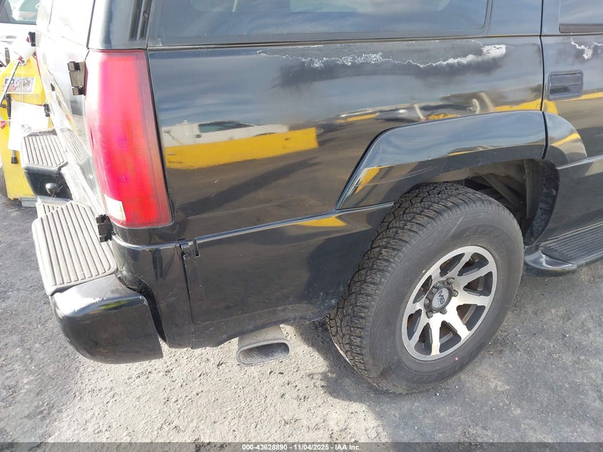 2000 GMC Yukon Denali VIN: 1GKEK63RXYR183092 Lot: 43628890