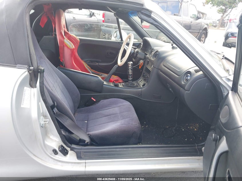 JM1NB3534X0131320 1999 MAZDA MX-5 photo no. 5