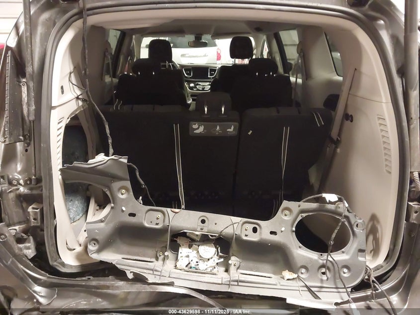 2017 Chrysler Pacifica Touring VIN: 2C4RC1DG5HR748644 Lot: 43629598