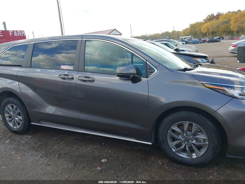 2023 TOYOTA SIENNA LE 5TDKRKEC2PS156450
