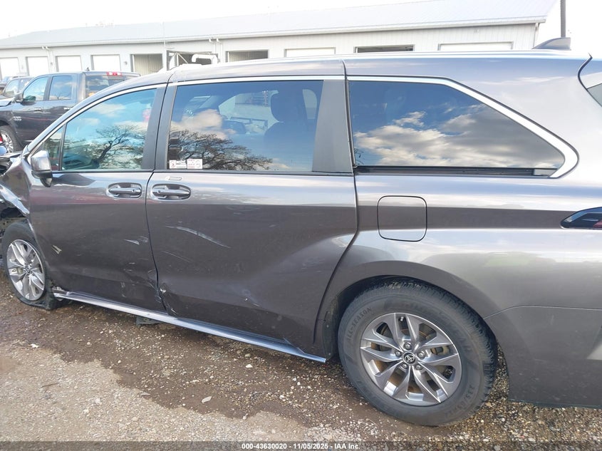 2023 TOYOTA SIENNA LE 5TDKRKEC2PS156450