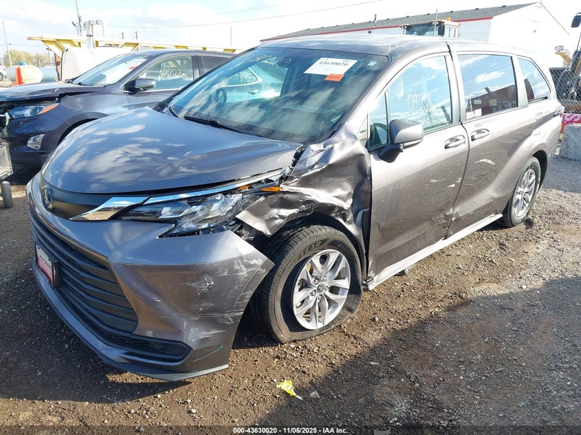 2023 TOYOTA SIENNA LE 5TDKRKEC2PS156450