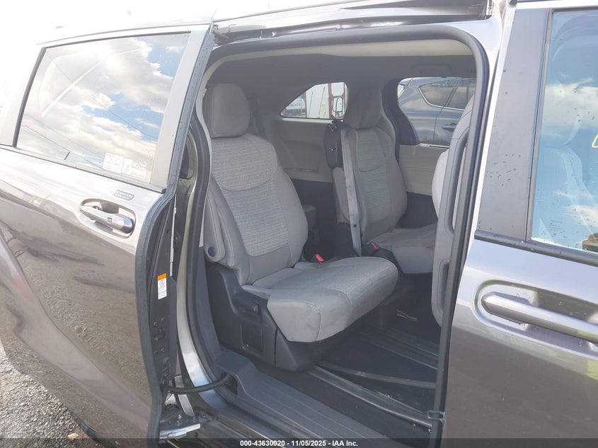 2023 TOYOTA SIENNA LE 5TDKRKEC2PS156450