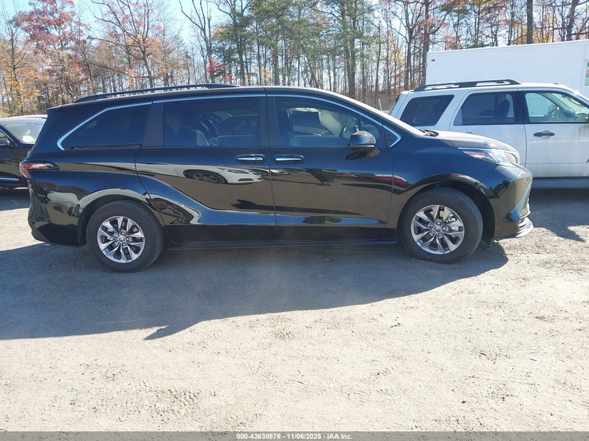 2025 TOYOTA SIENNA XLE 5TDYRKEC8SS246866