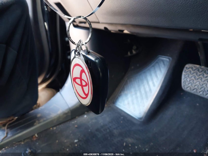 2025 TOYOTA SIENNA XLE 5TDYRKEC8SS246866