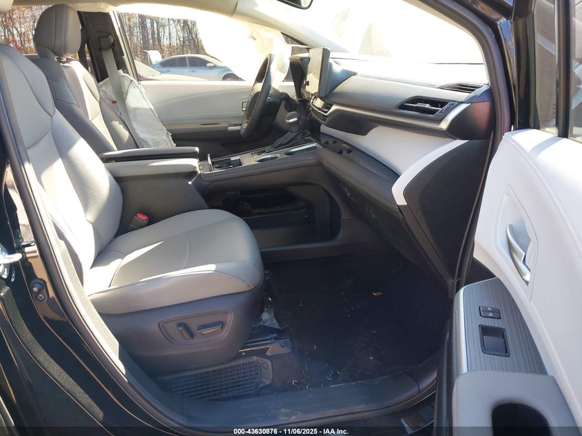 2025 TOYOTA SIENNA XLE 5TDYRKEC8SS246866