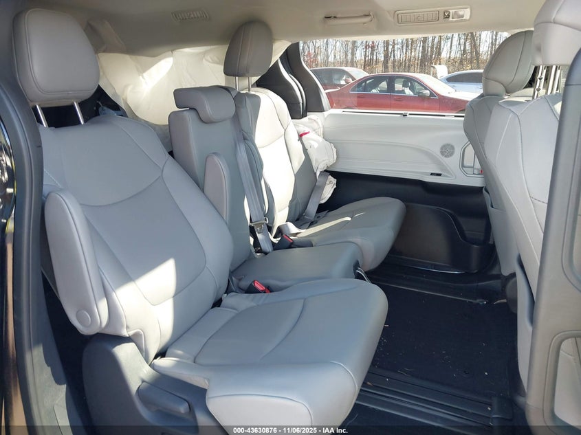 2025 TOYOTA SIENNA XLE 5TDYRKEC8SS246866