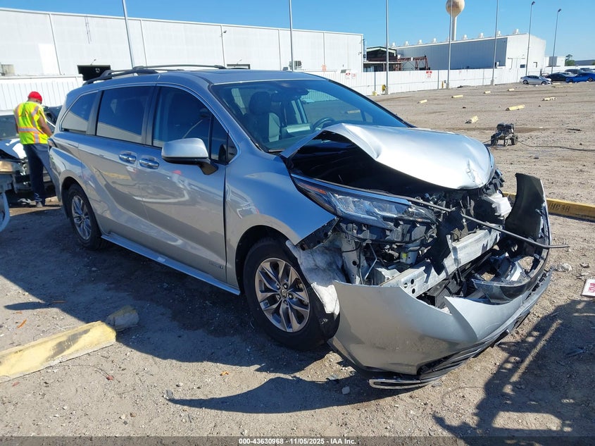 2021 TOYOTA SIENNA XLE - 5TDYRKEC0MS024065
