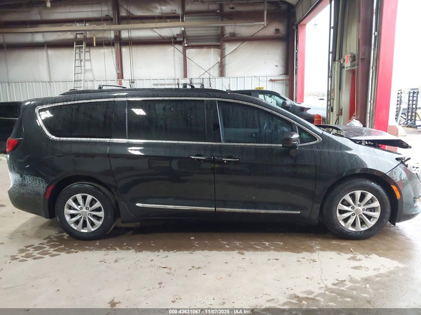 2017 Chrysler Pacifica Touring-L VIN: 2C4RC1BG6HR635434 Lot: 43631067