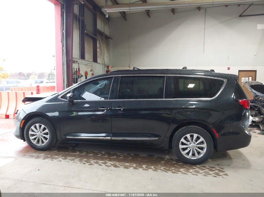 2017 Chrysler Pacifica Touring-L VIN: 2C4RC1BG6HR635434 Lot: 43631067
