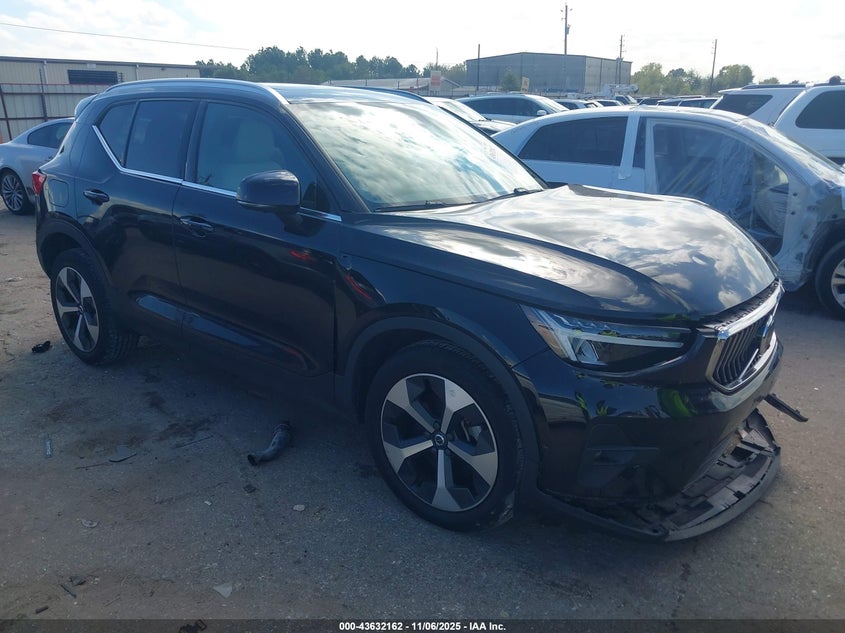 VOLVO XC40 B5 PLUS BRIGHT THEME