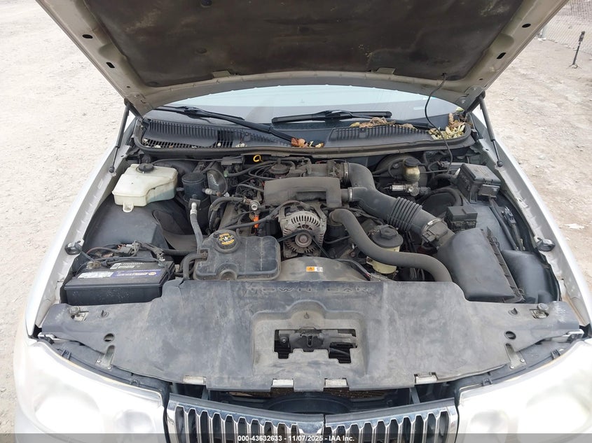 2000 Lincoln Town Car Executive VIN: 1LNHM81W1YY933309 Lot: 43632633