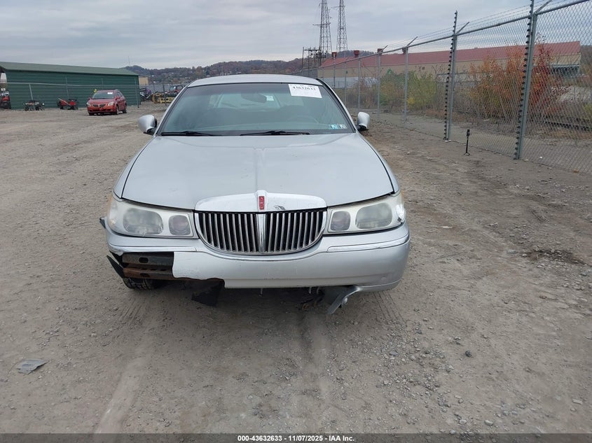 2000 Lincoln Town Car Executive VIN: 1LNHM81W1YY933309 Lot: 43632633