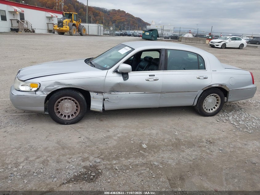 2000 Lincoln Town Car Executive VIN: 1LNHM81W1YY933309 Lot: 43632633