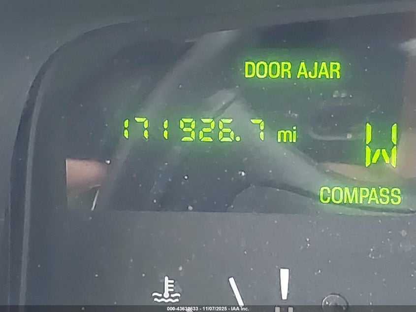 2000 Lincoln Town Car Executive VIN: 1LNHM81W1YY933309 Lot: 43632633