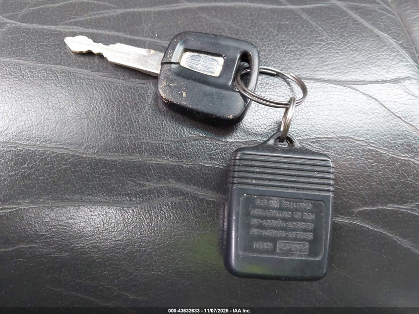 2000 Lincoln Town Car Executive VIN: 1LNHM81W1YY933309 Lot: 43632633