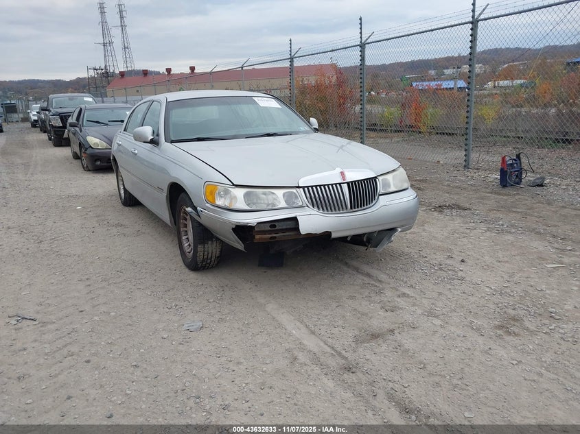 1LNHM81W1YY933309 2000 LINCOLN TOWN CAR photo no. 8