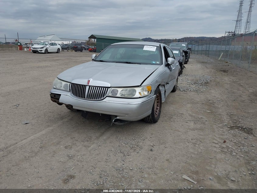 1LNHM81W1YY933309 2000 LINCOLN TOWN CAR photo no. 2