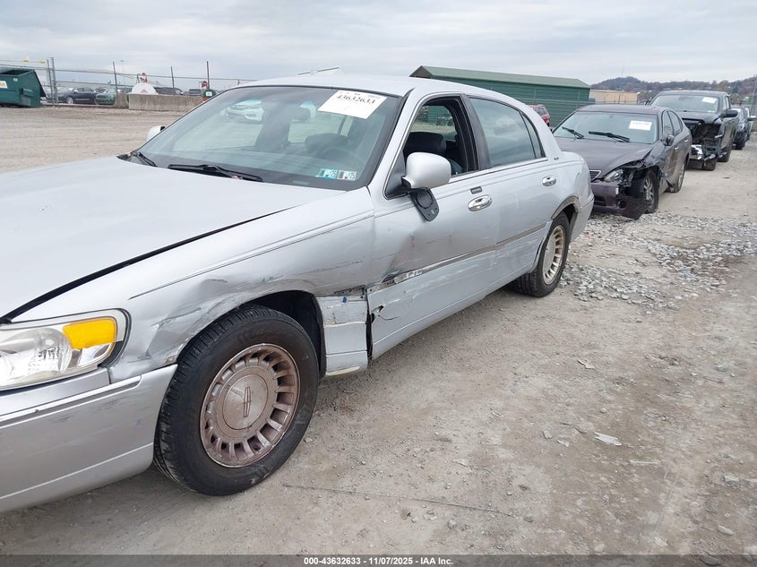 2000 Lincoln Town Car Executive VIN: 1LNHM81W1YY933309 Lot: 43632633