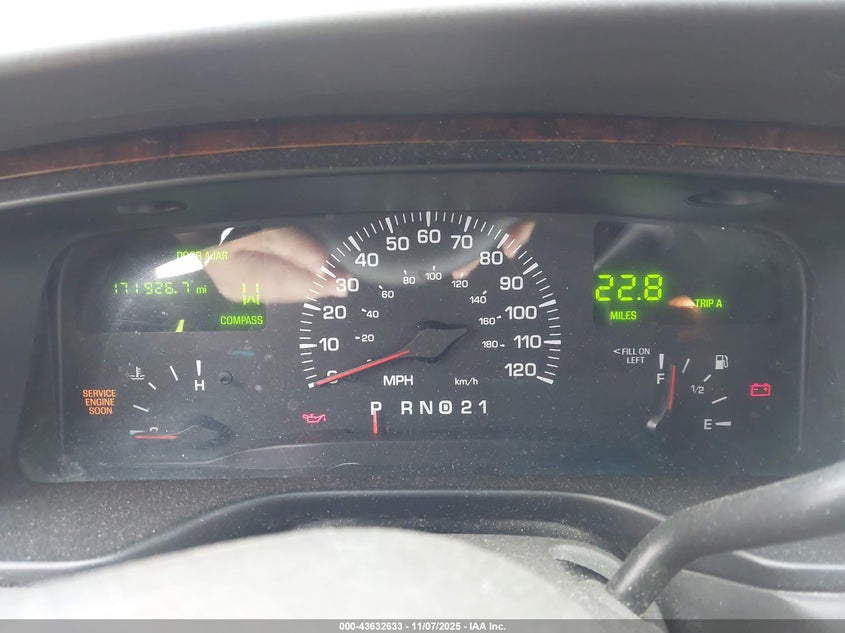 2000 Lincoln Town Car Executive VIN: 1LNHM81W1YY933309 Lot: 43632633