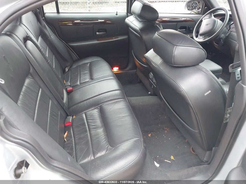 2000 Lincoln Town Car Executive VIN: 1LNHM81W1YY933309 Lot: 43632633