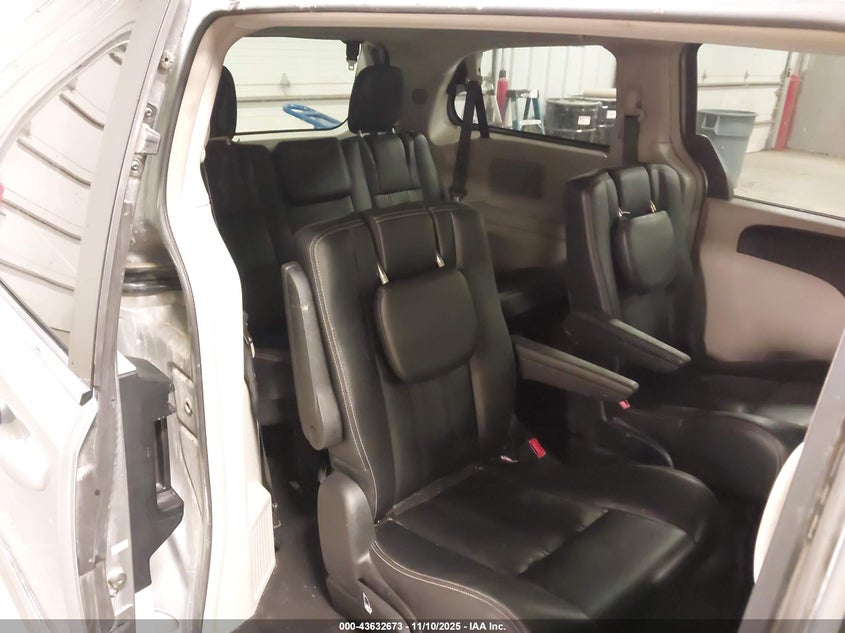 2016 Chrysler Town & Country Touring VIN: 2C4RC1BGXGR296417 Lot: 43632673