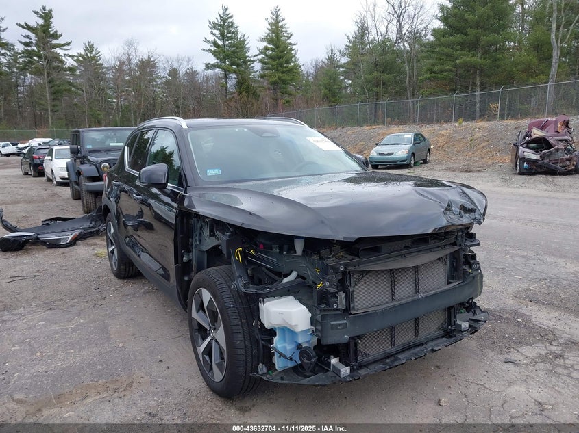 VOLVO XC40 B5 PLUS BRIGHT THEME