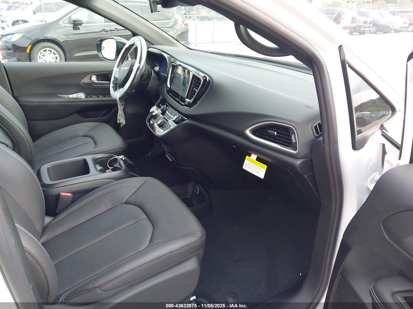 2C4RC1CG4TR192563 2026 CHRYSLER VOYAGER photo no. 5